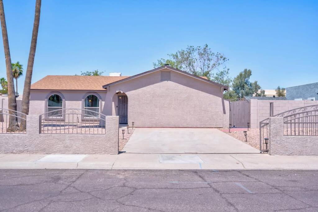 Fab Phx Getaway W/ Pool & Fire Pit Villa Phoenix Exteriör bild