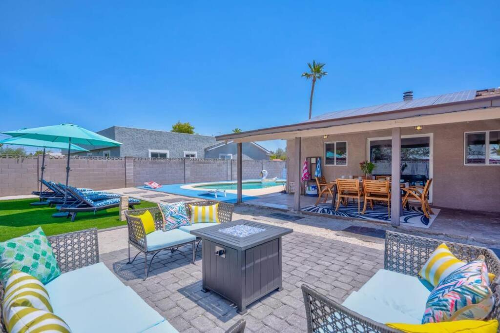 Fab Phx Getaway W/ Pool & Fire Pit Villa Phoenix Exteriör bild