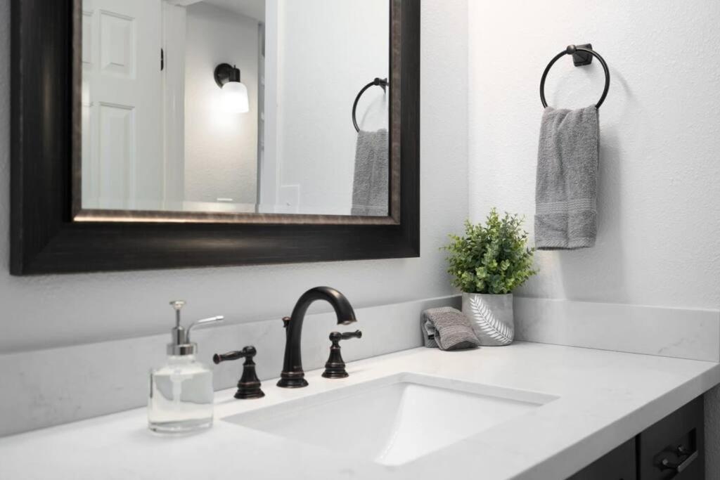 Fab Phx Getaway W/ Pool & Fire Pit Villa Phoenix Exteriör bild